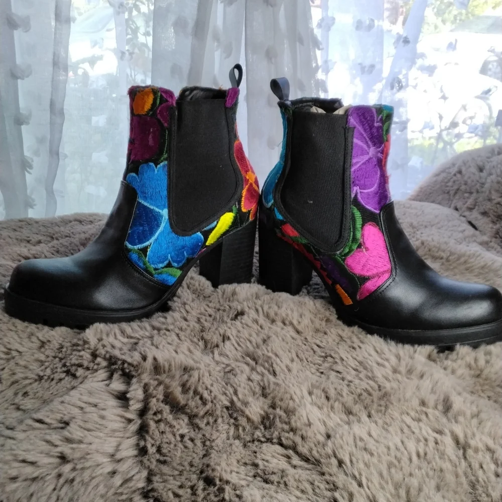 Guaraxez‎ Ameyal Embroidery Booties. 8 m - Picture 2 of 5
